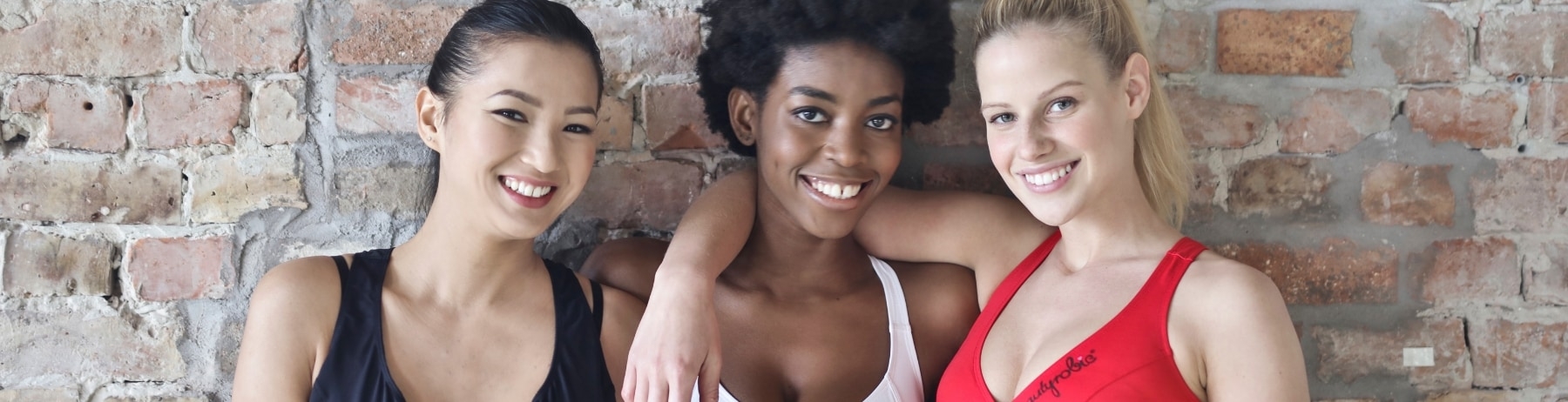 トレーナーMamiとEllaと一緒にトレーニングに取り組むお客様との写真。パーソナルトレーニングで、英語とボディ、一緒に鍛えませんか？