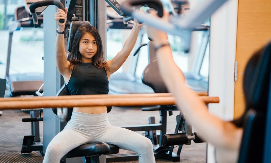 マシンを使ってトレーニングする女性の様子。マシンや設備の使い方がわからなくても、トレーナーやスタッフが丁寧に教えてくれます！