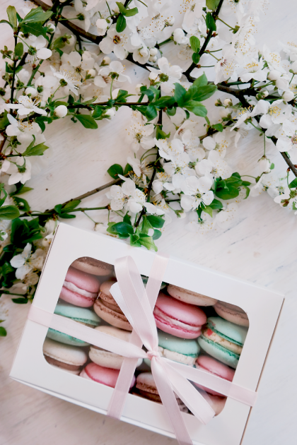 パティスリーの商品モデル写真背景に当店のお花をご利用いただいた際の写真です。写真を彩るお花を販売させていただいています。